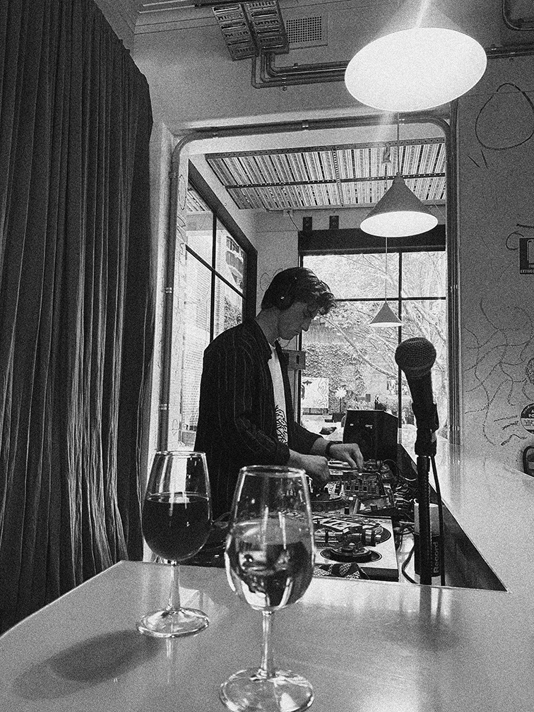 Black & White Image of Luke CVR live at HSR